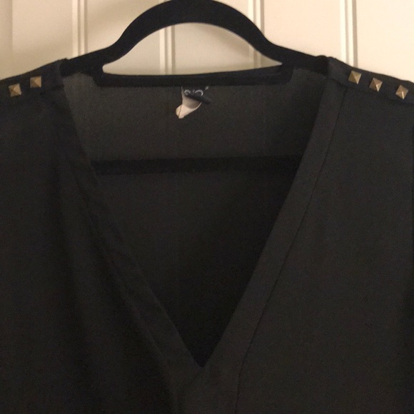 Black sheer three quarter sleeve V back with gold - Picture 4 of 4